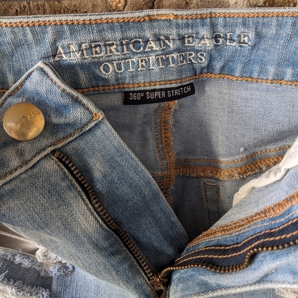 NWOT AEO Light Wash Denim Distressed Hi-Rise Shortie Jean Shorts Size 4 - Picture 5 of 7